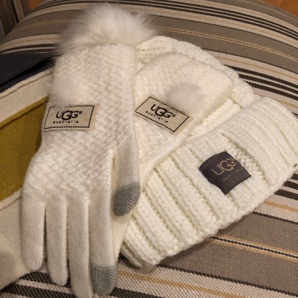 UGG Accessories - UGG PomPom Cable Beanie w/Gloves